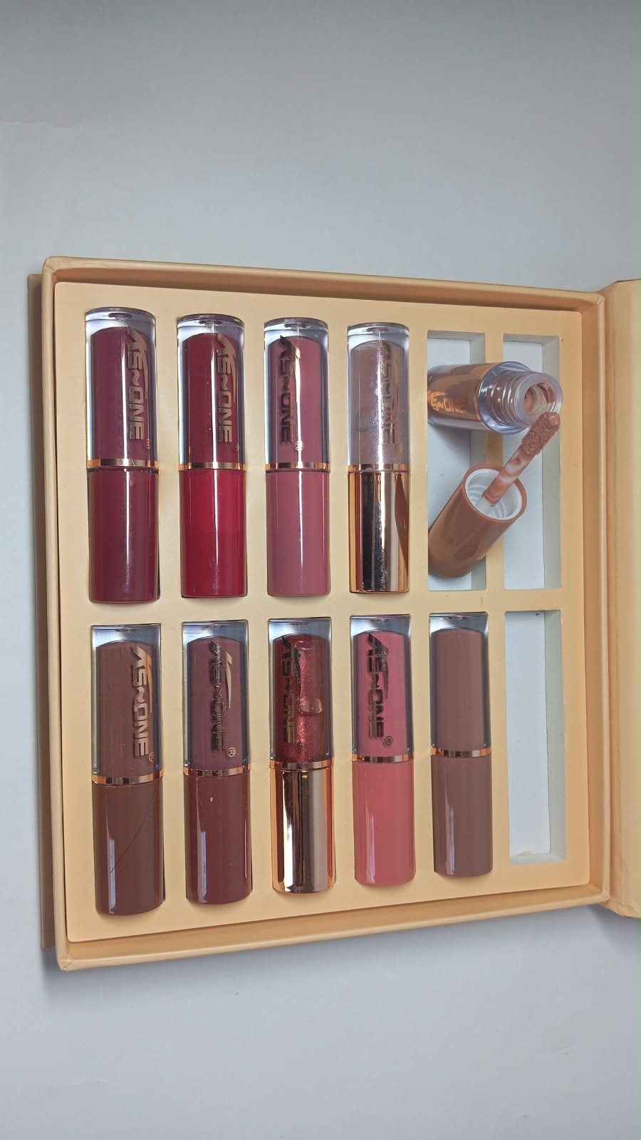 Glossy Matte Lip Gloss – Long-Lasting Smooth & Hydrating Lip Color