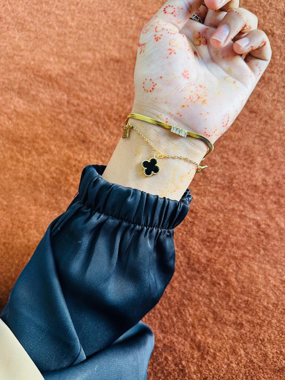 Black Clover Double-Layer Bracelet for Women – Elegant Layered Fashion Jewelry
