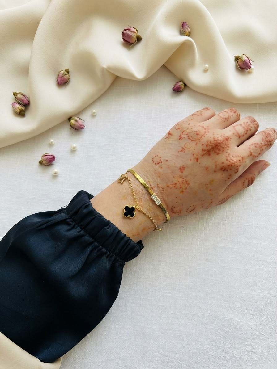 Black Clover Double-Layer Bracelet for Women – Elegant Layered Fashion Jewelry